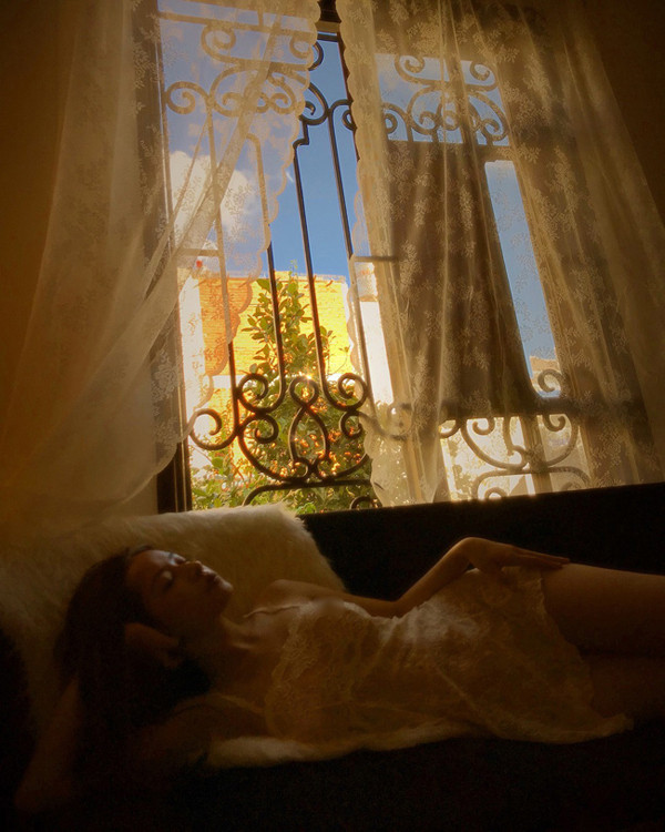 Người đẹp gốc Hà Thành từng chọn cho mình chiếc váy ngủ xuyên thấu để khoe vẻ đẹp hình thể.