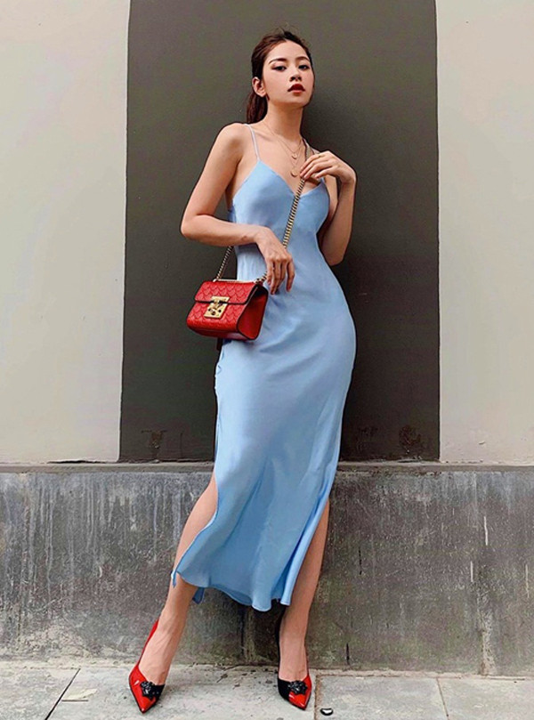 Đường cong mềm mại của Chi Pu được khoe trọn qua mẫu váy ngủ xẻ 2 bên, màu xanh mát mắt.