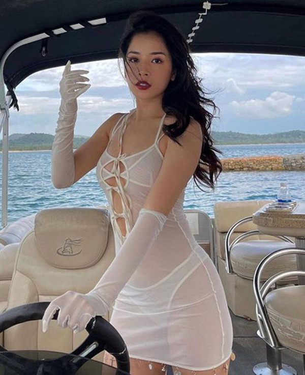 Mỹ nhân sinh năm 1993 khiến cộng đồng mạng “dậy sóng” khi đăng tải trên trang Instagram cá nhân loạt ảnh vô cùng táo bạo.