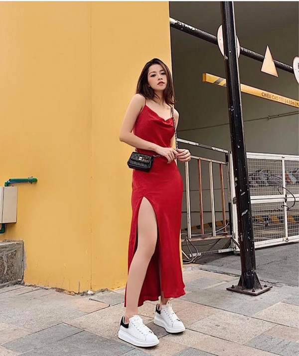 Kết hợp với giày sneaker cũng là cách giúp cô nàng nâng tầm thời trang đường phố thêm phần ấn tượng. Ảnh: Instagram NV, Internet.