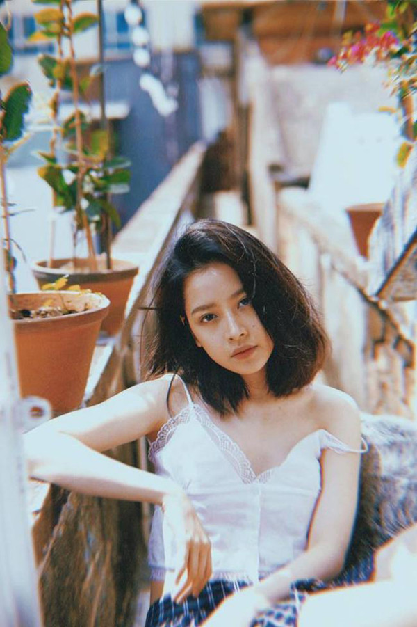 Thiết kế áo hai dây đắp ren hơi hướng trang phục phòng ngủ được giọng ca Anh ơi ở lại tận dụng triệt để.