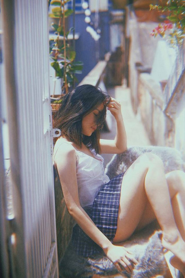 Kết hợp với áo ngủ, Chi Pu tạo dáng khá táo bạo. Tuy nhiên, thay vì khoe được vòng 1 căng tràn, chiếc áo khiến khuôn ngực cô lép kẹp thiếu sức sống.