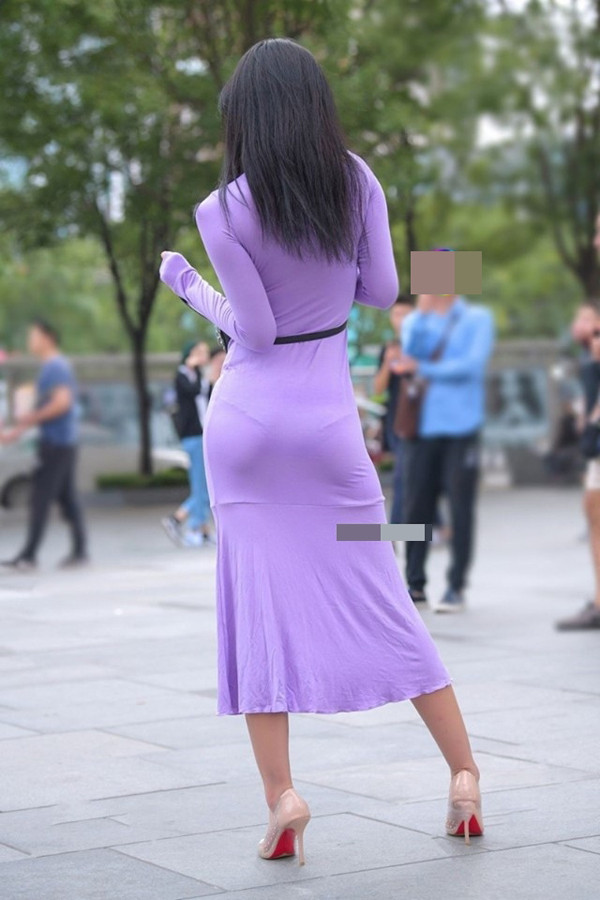 Kiểu váy bó sát rạt vừa là ưu điểm song cũng dễ dàng khiến chủ nhân trở thành thảm họa thời trang.