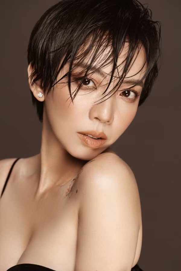 Nếu như góc chụp chính diện khiến vòng 1 phẳng lì thì ở góc chụp nghiêng, nữ diễn viên mạnh tay kéo tuột vai dây áo, tự tin khoe thềm ngực căng tràn.