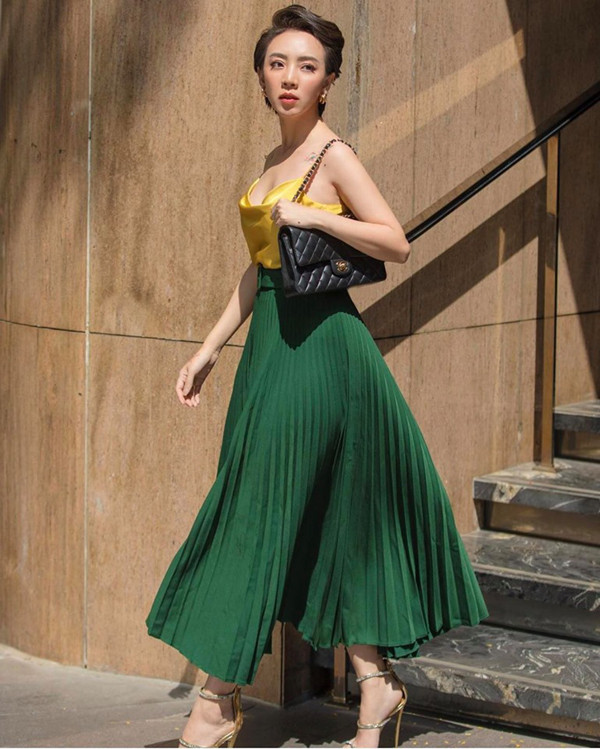 Giản dị không đồng nghĩa với việc Thu Trang đóng khung hình ảnh hay không thể “cân đẹp” những phong cách thời trang khác nhau.