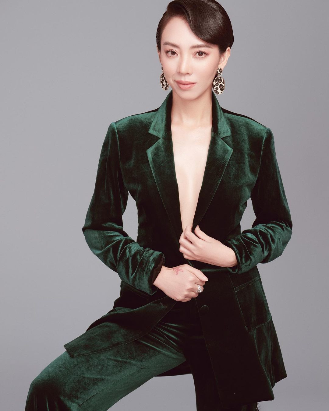 Sexy không kém cạnh bất kỳ mỹ nhân Vbiz nào, bà mẹ một con diện mốt vest không nội y, dùng tay giữ vạt áo để khoảng hở vô cùng hấp dẫn.