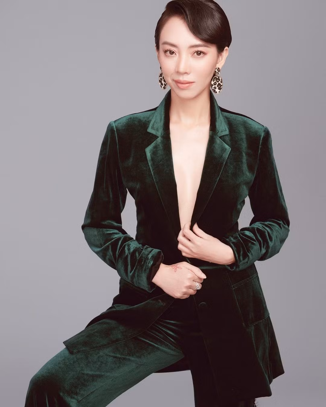 Sexy không kém cạnh bất kỳ mỹ nhân Vbiz nào, bà mẹ một con diện mốt vest không nội y, dùng tay giữ vạt áo để khoảng hở vô cùng hấp dẫn.