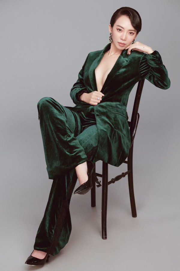 Trong bộ suit chất liệu nhung xanh ngọc, diễn viên sinh năm 1984 thần thái ngút ngàn.