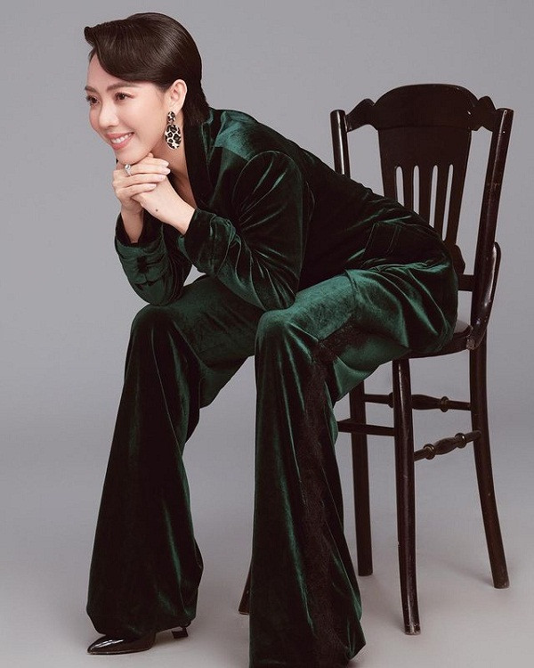 So với hình ảnh giản dị thường ngày, “mỹ nhân hài 70 tỷ” như “lột xác” khác lạ.