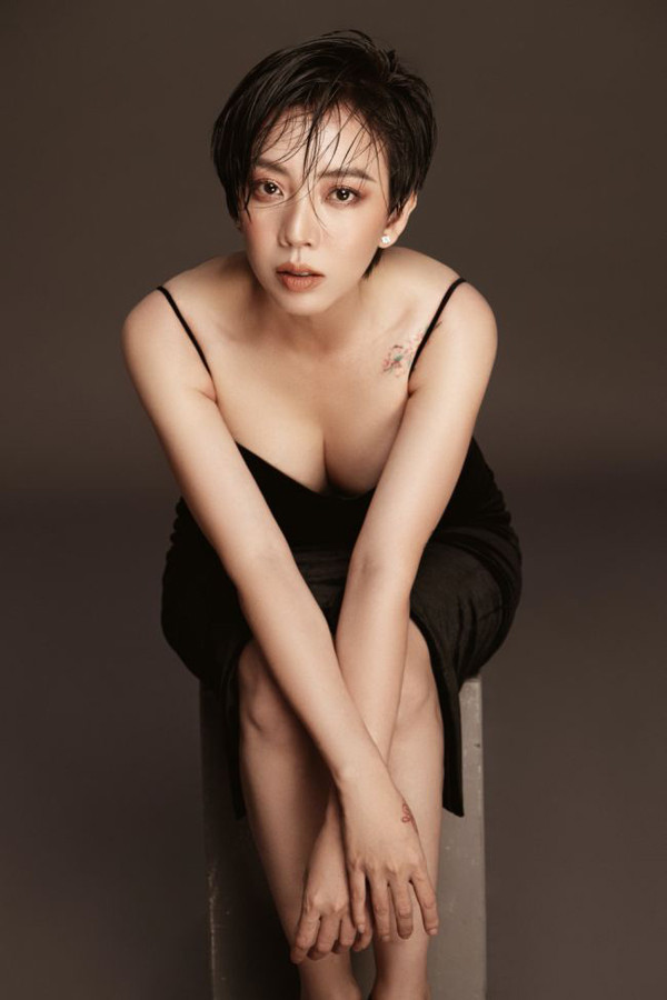 Không chỉ chịu hở, Thu Trang còn có cách tạo dáng cực gắt.