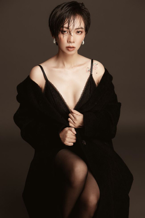 Ở một set hình khác, “hoa hậu làng hài” diện đầm hai dây xẻ ngực sâu hun hút khoe vai trần thon gọn cùng hình xăm độc đáo.