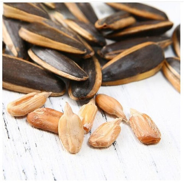 Ăn hướng dương tẩm ướp gia vị. Ngoài kiểu hướng dương truyền thống, nhiều thương lái tẩm vị mặn, rang bơ, caramen để hút khách.