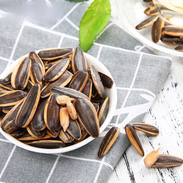 Dù vậy, không nên ăn chúng quá nhiều bởi quá trình chế biến, hướng dương sẽ được thêm đường, muối cùng nhiều thành phần khác. Ăn mặn, ngọt vô độ chính là con đường tắt gây ra nhiều bệnh hiểm.