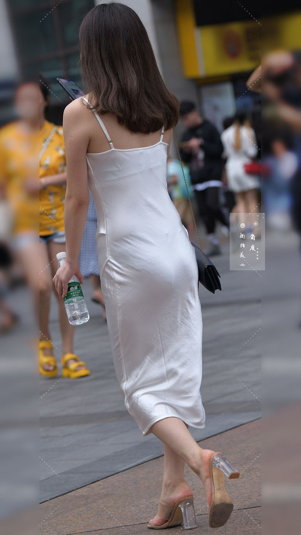 Chiếc váy phòng the 2 dây tối giản không giúp cô gái trở nên mong manh, hút mắt. Ngược lại, thân hình có phần đẫy đà của cô dễ bị “tố ngược” bởi chiếc váy ôm sát.