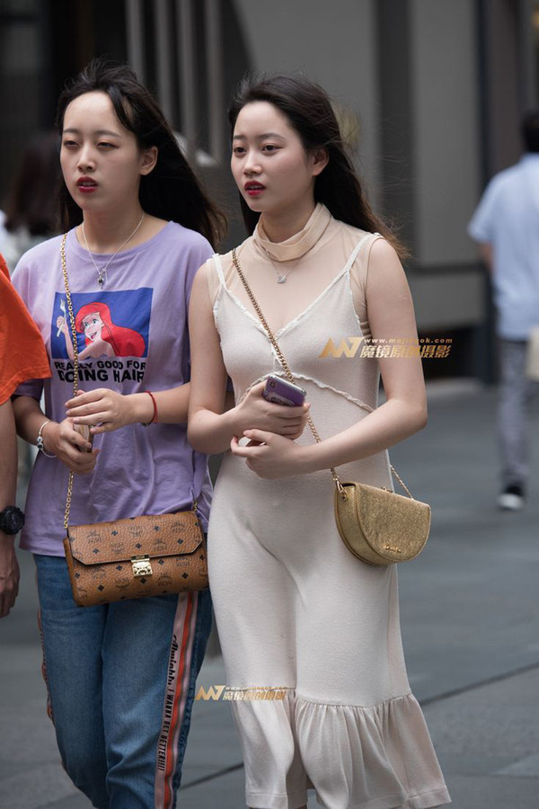 Mặc chiếc váy chỉ nên giới hạn trong sinh hoạt gia đình, cô gái tự biến mình thành “trò hề” thời trang.