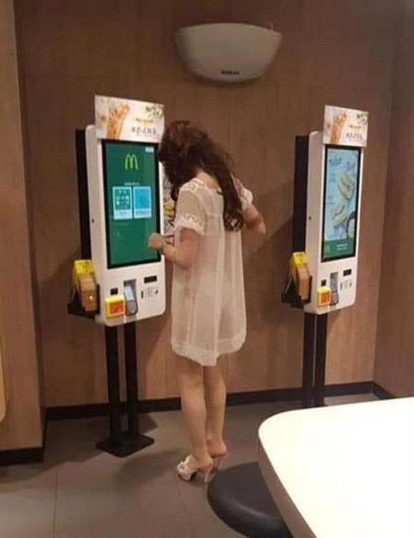 Thiết kế vô cùng kén người mặc, chất liệu cùng kiểu dáng dễ gây phản cảm một khi phối đồ không tinh tế.