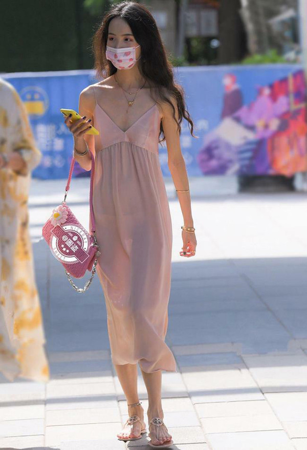 Cô gái xứ Trung vô tư xuống phố mà không hề biết chiếc váy với chất vải mỏng tang khi đứng dưới nắng dễ bị xuyên thấu nhìn rõ nội y.