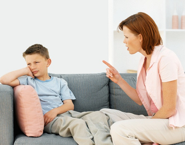 Các nhà khoa học cũng nhận định, trẻ thường xuyên bị trách móc và khen ngợi có cách đối mặt với khó khăn khác nhau. Trong khi những đứa trẻ hay bị trách móc có xu hướng rút lui, né tránh thì đứa trẻ được khen ngợi lại chủ động tìm hướng giải quyết.