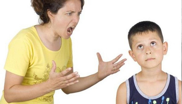 Thay vào đó, các bậc phụ huynh cần hạ hỏa, đợi bình tĩnh trở lại hãy chỉ bảo cho con cái điều hơn lẽ thiệt. Ảnh: Internet.