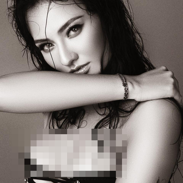 Thiết kế corset cut-out buộc dây trước cùng mái tóc dài ướt át khiến người mẫu sinh năm 1994 trở nên bốc lửa hơn bao giờ hết.