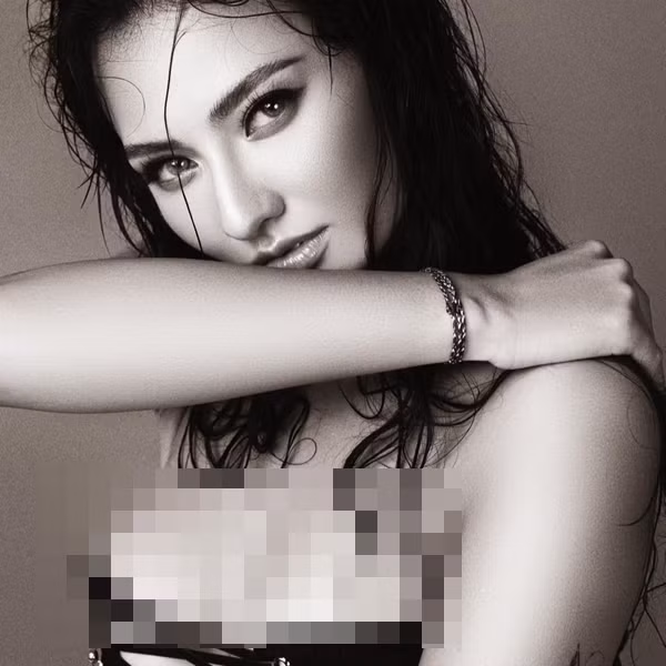 Thiết kế corset cut-out buộc dây trước cùng mái tóc dài ướt át khiến người mẫu sinh năm 1994 trở nên bốc lửa hơn bao giờ hết.