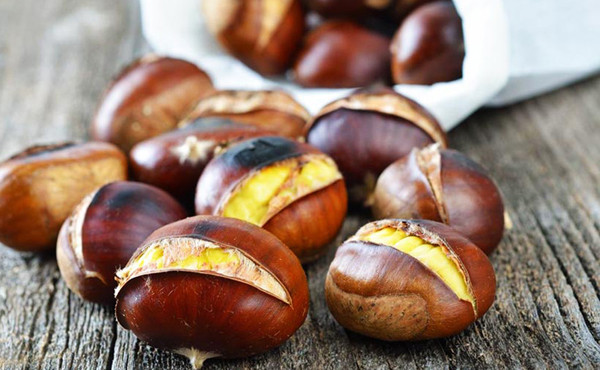 Món ăn giàu tinh bột. Ngoài việc hạn chế đồ ngọt, thực phẩm giàu tinh bột như khoai tây, bí đỏ, hạt dẻ... cũng không tốt cho bệnh nhân tiểu đường. Khi đi vào cơ thể, chúng sẽ được chuyển hóa thành đường làm tăng lượng đường trong máu.