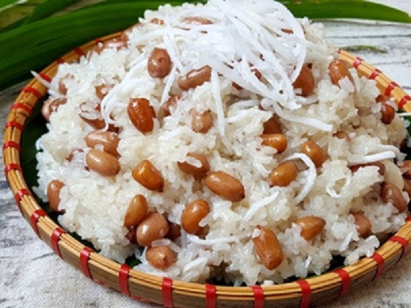 Món ngon từ gạo nếp. Gạo nếp với đặc tính mềm, dẻo được nhiều người ưa thích. Tuy nhiên, những món có thành phần gạo nếp như xôi sườn, trân châu... lại chứa hàm lượng pullulan tương đối cao, dễ chuyển hóa thành các loại đường dễ hấp thu hơn. Nếu ăn nhiều, chỉ số đường huyết người bệnh sẽ tăng cao gây nguy hiểm. Ảnh: Internet.