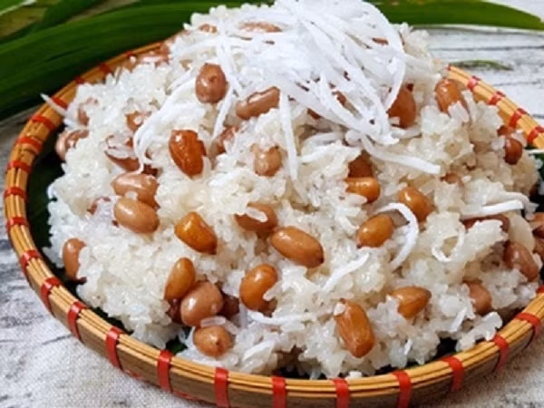 Món ngon từ gạo nếp. Gạo nếp với đặc tính mềm, dẻo được nhiều người ưa thích. Tuy nhiên, những món có thành phần gạo nếp như xôi sườn, trân châu... lại chứa hàm lượng pullulan tương đối cao, dễ chuyển hóa thành các loại đường dễ hấp thu hơn. Nếu ăn nhiều, chỉ số đường huyết người bệnh sẽ tăng cao gây nguy hiểm. Ảnh: Internet.