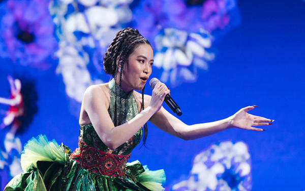 Virtual Countdown Light 2021, Hoàng Thùy Linh góp giọng với bản hit Để Mị nói cho mà nghe và Kẻ cắp gặp bà già. Ngoài việc đánh giá cao về chất giọng cũng như phong cách biểu diễn, “nữ hoàng văn học dân gian” còn được khen ngợi trong việc đầu tư trang phục.