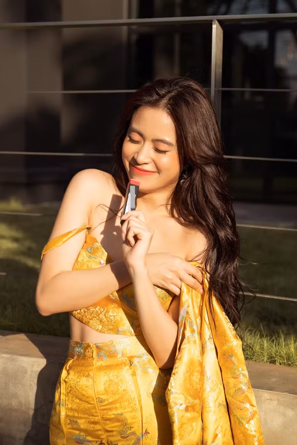 Người đẹp diện thiết kế áo croptop hai dây cùng quần suông cạp cao, khoác thêm blazer. Đáng chú ý, chất liệu lụa của trang phục cùng họa tiết thêu rồng, phượng giúp item vừa hiện đại, vừa phảng phát đôi chút dư vị xưa cũ. Ảnh: Instagram, MV nhân vật.