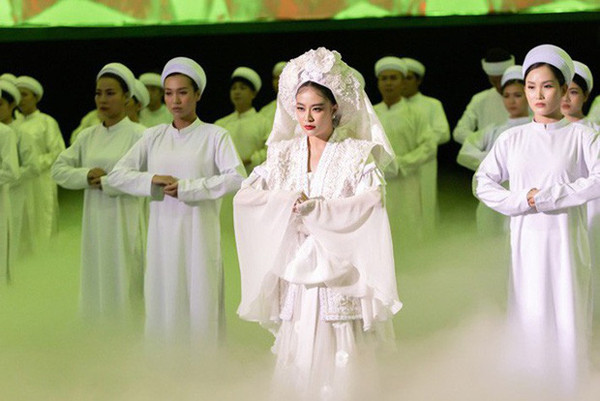 Trang phục Hoàng Thùy Linh trong Tứ Phủ cũng nhận được nhiều lời khen ngợi.