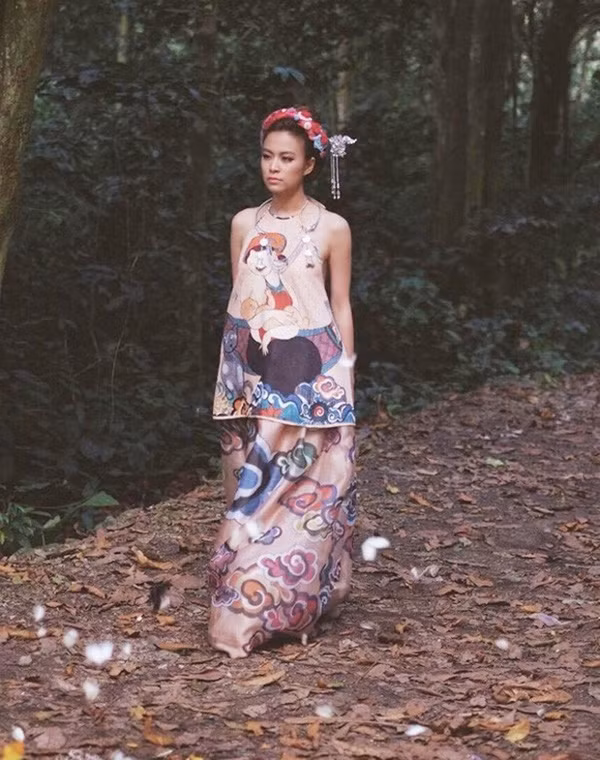 Mẫu thiết kế với cảm hứng tranh sơn dầu mô phỏng thiết kế áo yếm thời xưa, đầu đội mấn với trâm cài tóc hình chim phượng, góp phần truyền tải trọn vẹn ý tưởng tạo hình nhân vật.