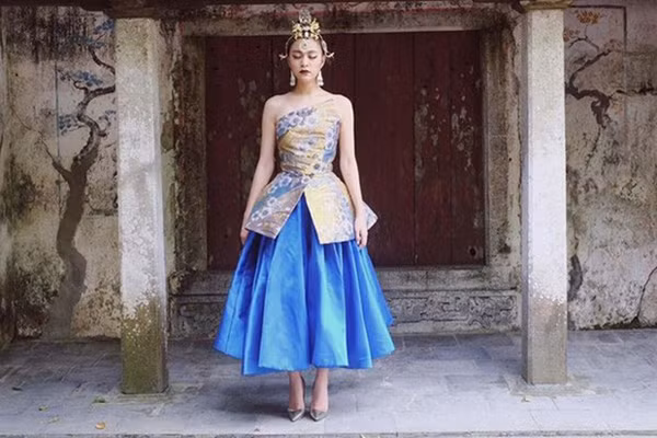 Thùy Linh khác lạ và uy quyền trong bộ váy từ Cory Couture, phối ăn ý với phụ kiện cài đầu và hoa tai mang hơi hướng cổ trang.