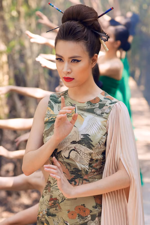 Thiết kế váy chiết eo hoa văn thêu chim hạc - hình ảnh thường thấy trong trang phục dành cho những người phụ nữ quyền lực của cung đình thời xưa.