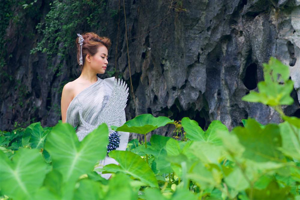 Đây không phải lần đầu giọng ca sinh năm 1988 ăn mặc đậm chất dân gian. Trong những tác phẩm của mình, Hoàng Thùy Linh lên đồ đỉnh cao, xứng tầm “mỹ nữ dân gian”.