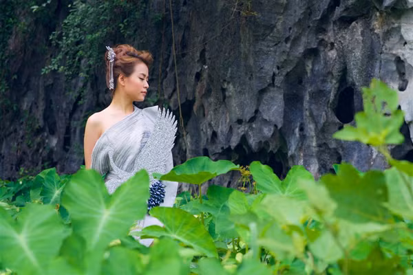 Đây không phải lần đầu giọng ca sinh năm 1988 ăn mặc đậm chất dân gian. Trong những tác phẩm của mình, Hoàng Thùy Linh lên đồ đỉnh cao, xứng tầm “mỹ nữ dân gian”.