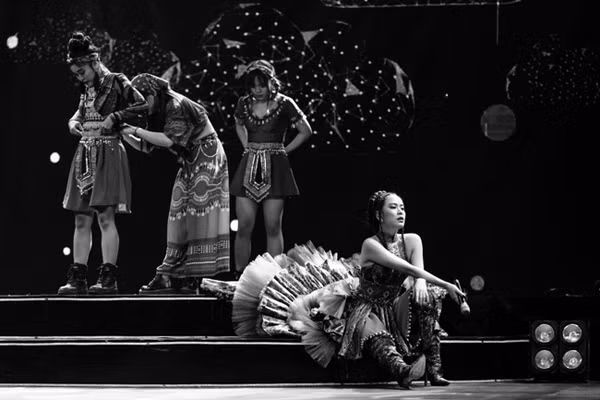 Bộ váy được gia công tỉ mỉ, lấy cảm hứng từ câu chuyện phượng hoàng tái sinh từ đống tro tàn giúp hình ảnh nữ ca sĩ trở nên lung linh bội phần.