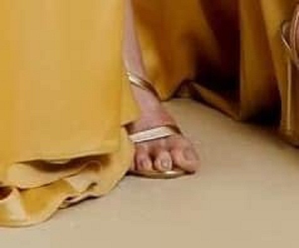 Nhiều người còn cho rằng cô khá xơ xài trong chăm sóc móng, khiến vẻ ngoài bớt đi vẻ hoàn hảo. Một số fans thì hài hước suy đoán chắc do “chưa kịp làm móng thì bắt đi chụp hình”. Ảnh: Internet.