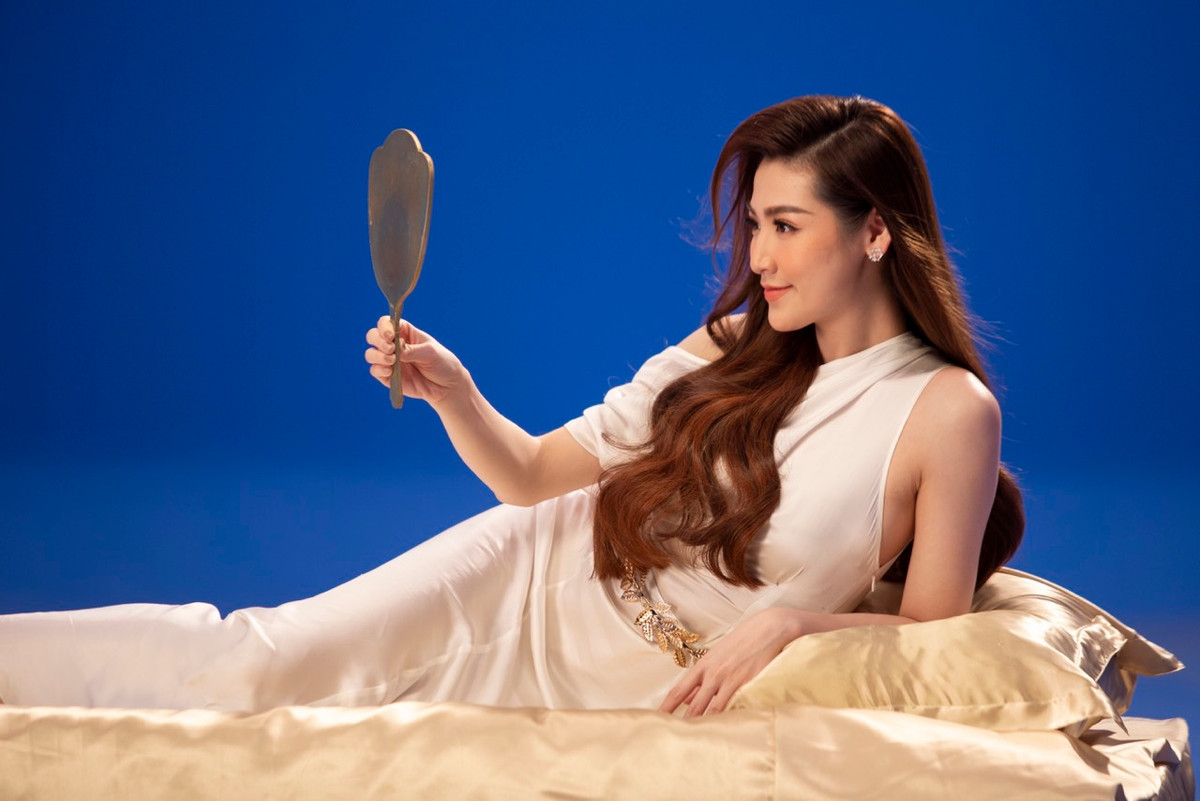 Khoác lên mình bộ đầm trắng, Tú Anh mang tới vẻ đẹp thoát tục.