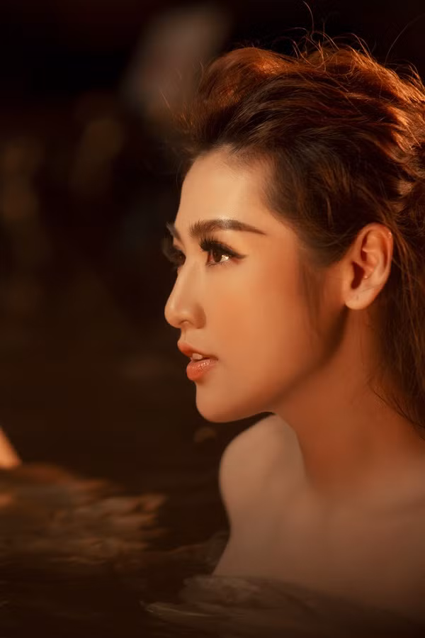 Không cần trang điểm cầu kỳ, nàng hậu vẫn toát lên thần thái.