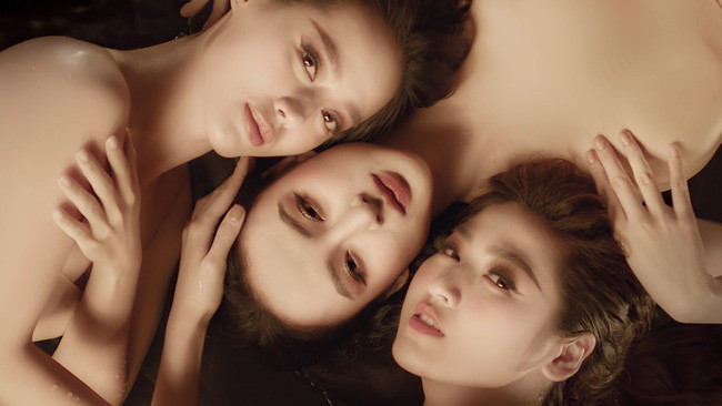 “Đọ sắc” cùng những mỹ nhân đình đám, dù đã là mẹ một con nhưng nhan sắc Á hậu Tú Anh không vì thế mà lép vế.