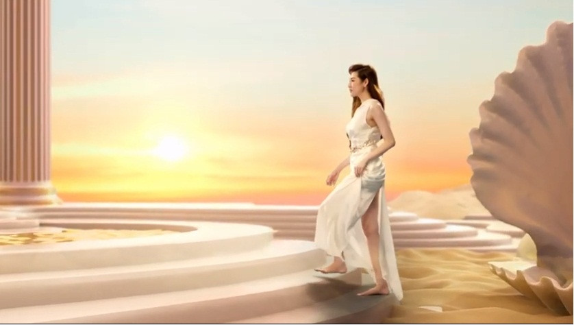 Dù là video quảng cáo từ một thương hiệu mỹ phẩm song cả ba người đẹp đã mang đến “đại tiệc visual” đúng chuẩn, khiến người xem không thể rời mắt trong từng khung hình.