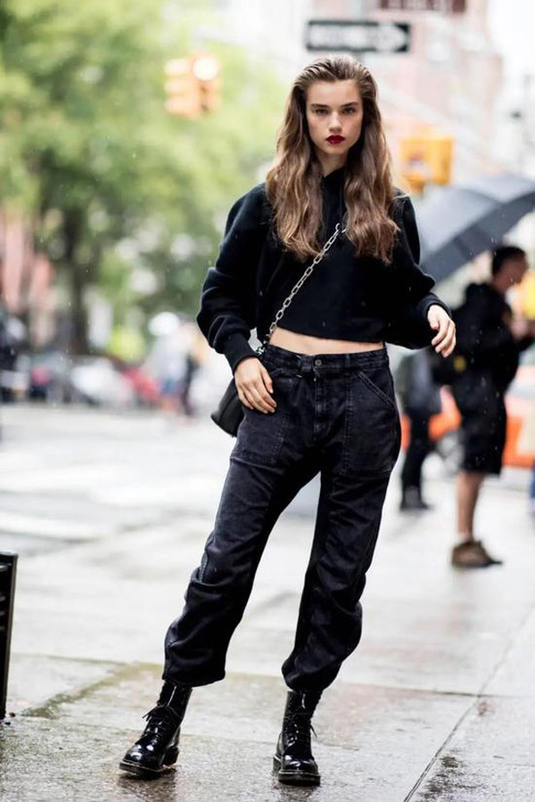 Nếu sở hữu dạng chân chữ X, O mà vẫn yêu thích cách chọn bốt hợp mốt, cổ ngắn, bạn gái có thể phối với quần rộng để che đi khuyết điểm của mình.