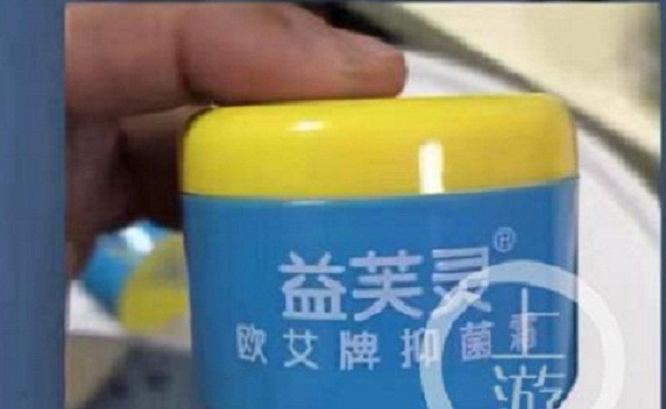 Dung kem boi ngoai da, be 5 thang phu mat, dau to bat thuong