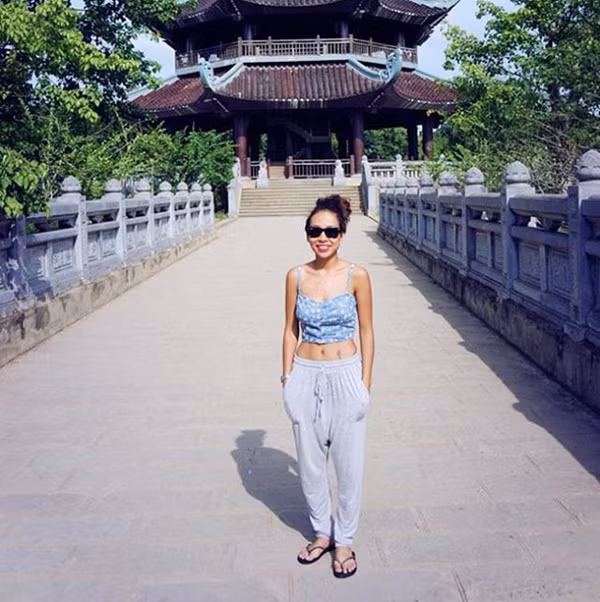 Thảo Trang từng bị phản ứng khi mặc đồ hở hang đi lễ chùa Bái Đính.