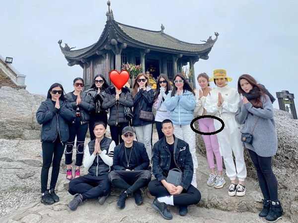 Ngoài việc để lại lời khen dành cho nhan sắc mặn mà của bông hậu, không ít người còn chú ý tới chiếc quần “thị phi” mà một người bạn của Julia Hồ chưng diện. Dù không hở hang nhưng chiếc quần tập bó sát, không được che chắn khiến cô nàng để lộ chỗ nhạy cảm.