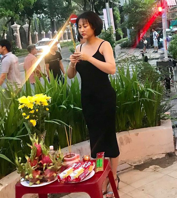 “Nữ hoàng dao kéo” Phi Thanh Vân khiến người quan tâm bàn tán do trang phục phản cảm, hở hang đứng cúng Tổ nghề.