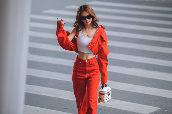 Bên cạnh hở bạo, trên trang cá nhân, Ngọc Trinh những ngày đầu năm liên tục khoe ảnh với gam màu đỏ chủ đạo.