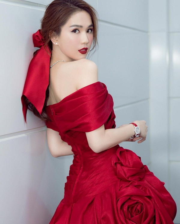 Có thể nói, bên cạnh body cực phẩm, làn da trắng sáng là yếu tố giúp Ngọc Trinh dễ dàng mặc đẹp gam màu chói lọi này. Ảnh: Instagram nhân vật.