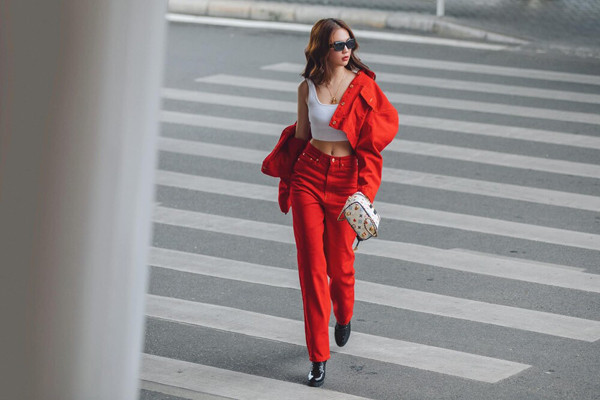 Với streetstyle, người đẹp Trà Vinh chọn áo croptop trắng mix cùng quần đỏ và áo khoác xuyệt tông.
